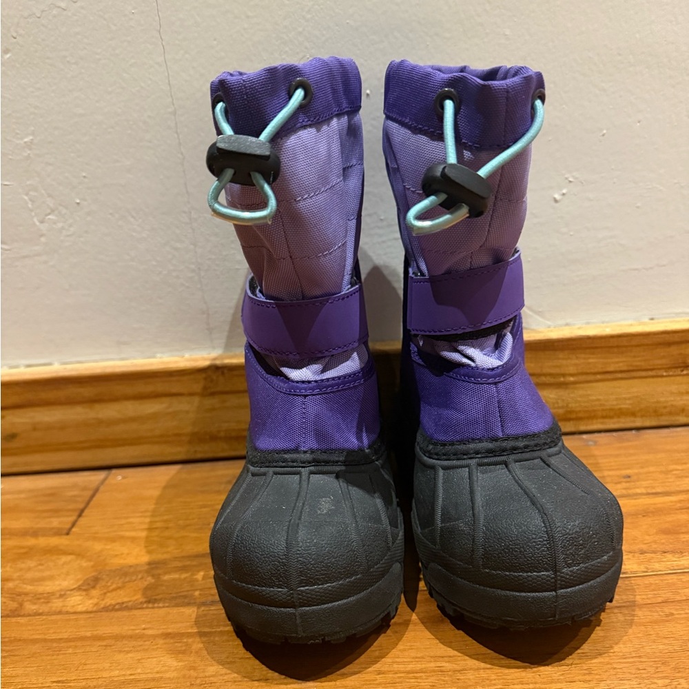 Unworn snow boots